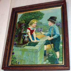 Puede incluir: Una ilustración vintage enmarcada de dos niños en un entorno rural. Una niña con un vestido rojo y azul ofrece un ramo de flores moradas a un niño con una camisa azul y una gorra. La escena incluye un pozo de piedra, un cubo de madera y vegetación exuberante.