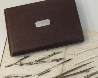 Set di compassi in legno inglese marchiato J. G. D. Nicoll, 12 strumenti monogrammati in acciaio e osso bovino. Fine XIX/inizio XX secolo. Set di compassi.