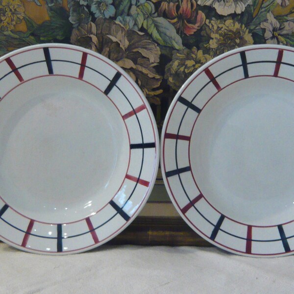 Assiettes creuses terre de fer de Saint Amand, modèle Lou Basquez Lot de 2 assiettes à soupe décor basque bordeaux et bleu 1930