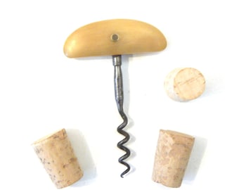 Op de afbeelding: Een handgemaakte houten snijplank met een natuurlijke afwerking. De plank heeft een sapgroef en een handvat. Afmetingen: ongeveer 45 cm lang, 30 cm breed en 2,5 cm dik.