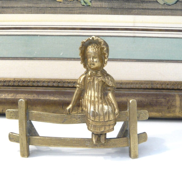 Petite fille en bronze doré 19e Fillette en robe et chapeau sur barrière Objet de vitrine Décoration Intérieure Collection Hauteur 7,5 cm