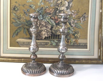 Kerzenleuchter aus versilbertem Metall Paar Jugendstil-Kerzenleuchter aus versilbertem Kupfer, verziert mit Arabesken. Los mit 2 Kerzenleuchtern, 1900