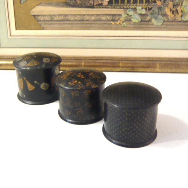 Boîtes Napoléon III Lot de 3 boîtes cylindriques en papier mâché noir Décor floral étoiles ou éventails doré Collection Boîtes anciennes 19e