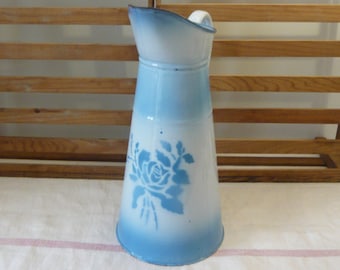 Jarra de agua grande Art Déco Jarra de chapa esmaltada con decoración floral sobre fondo azul, hacia 1930