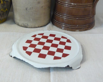 Dessous de plat en tôle émaillée Décor à damier rouge et blanc Décor style Lustucru Dessous de plat ancien 1930-1950s