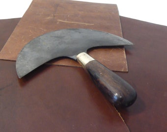Couteau demi-lune Blanchard Couteau à pied de Cordonnier Sellier Bourrelier Travail du cuir Anciens outils 1930