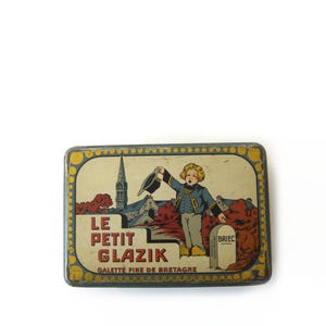 Lithographed tin box Fine Brittany Galette Le Petit Glazik by J.M. Le Scao from Briec de L&#39;Odet Finistère Breton costume decor 1930s