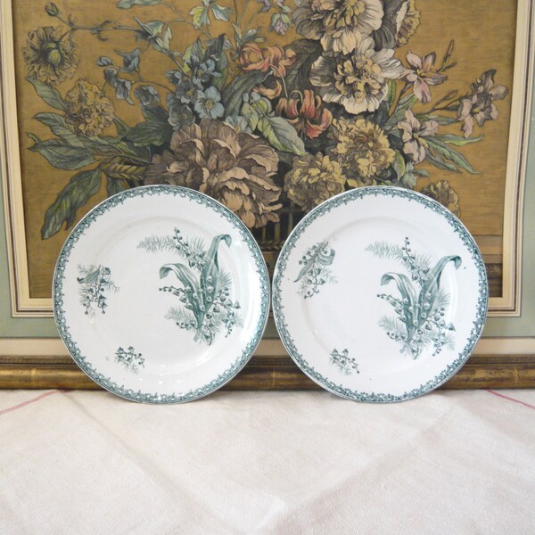 Assiettes terre de fer Saint Amand, modèle Muguet Lot de 2 assiettes Sainte Amandinoise décor de guirlandes et brins de muguets vert 19e