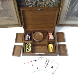 Boîte de jeu en bois avec sa clé et monogramme TS lot de jetons et jeu de cartes Boîte de jeu de Poker ancien Boîte de collection 1930