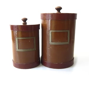 Boîtes d'Apothicaire, d'Herboriste ou de Pharmacie Lot de 2 boîtes avec porte étiquette et couvercle en bois et carton laqué marron Fin 19e