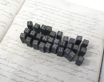 Matrici di composizione in piombo, tutti i numeri da 1 a 30. Caratteri da stampa antichi, numeri da 1 a 30, stampa 1930.