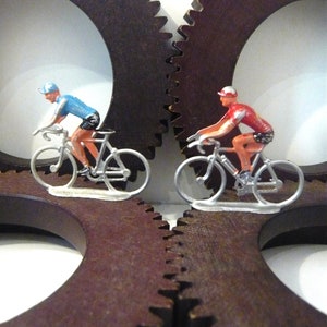 Figuras ciclistas de metal Tour de Francia Set de 2 bicicletas Salza Ciclistas Juguete antiguo 1960