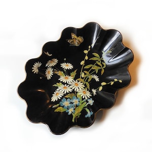 Bandeja de bolsillo vacía en madera lacada con borde curvo estilo Napoleón III Decoración floral y mariposas 1930