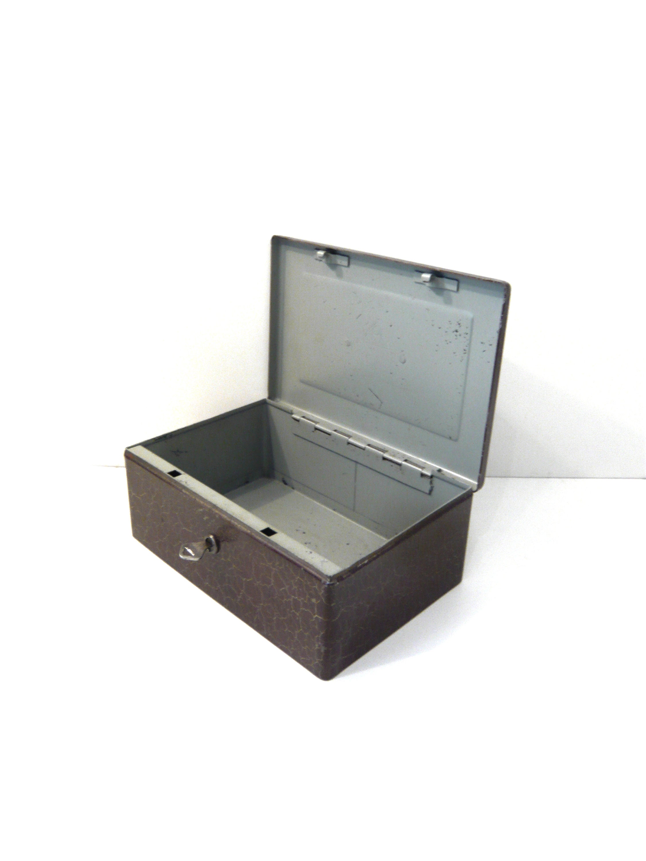 Safe mit Schlüssel. Kleine Geldkassette aus Metall mit Griff und Schlüssel.  Vintage-Sparschwein. Metallbox. Geheimbox aus den 1950er Jahren - .de