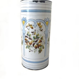 Paraplubak Wandelstokhouder van geëmailleerd plaatstaal Bloemendecoratie van viooltjes en vlinders Garderobe Entreemeubilair Entreedecoratie 1900-19200