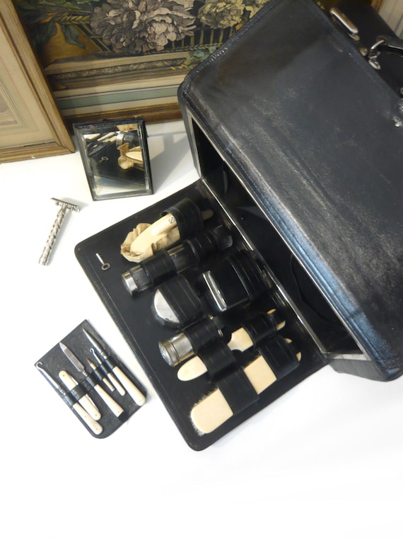 Reisetasche aus Leder mit Schlüssel, Toilettenartikel und Maniküre