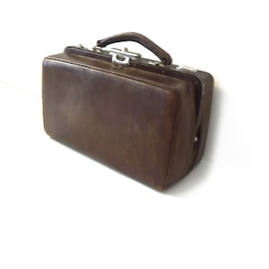 Bolso de viaje de cuero marrón Cartera de cuero cierre metálico Bolso de médico antiguo 1900 Accesorio vintage Bolso vintage