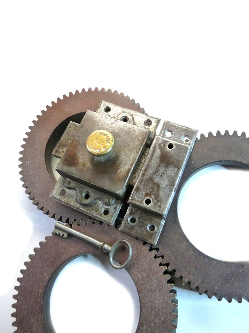 Serrure acier de sac ancien avec clef