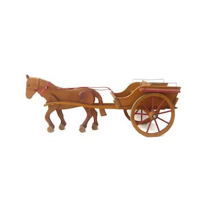 Hölzerne Anhängerkupplung. Holzspielzeug. Miniaturwagen. Zugpferd. Nutztiere. Altes Sammlerspielzeug. 1950. Dekoratives Spielzeug