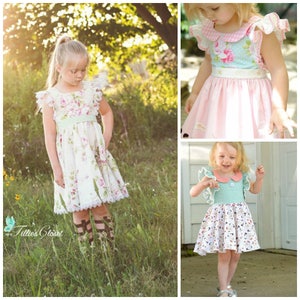 Op de afbeelding: Drie meisjes dragen verschillende bloemenprintjurken met geruite mouwen en kragen. De jurken hebben een groene band en witte kantversiering. De meisjes staan in verschillende omgevingen, waaronder een grasveld en een trottoir.