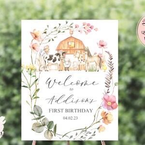 K&ouml;nnte beinhalten: Druckbarer Willkommens-Schild f&uuml;r eine erste Geburtstagsparty mit einem Bauernhof-Thema. Das Schild zeigt eine Aquarell-Illustration eines Stalls, Tieren und Blumen. Der Text lautet "Willkommen zu Addison's First Birthday 04.02.23".