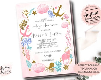 Puede incluir: Una invitación a un baby shower con un diseño de acuarela. La invitación presenta un fondo rosa con una corona de conchas marinas, anclas y corales. El texto dice: "Únase a nosotros bajo el mar para un baby shower en honor a Alissa & Justin."