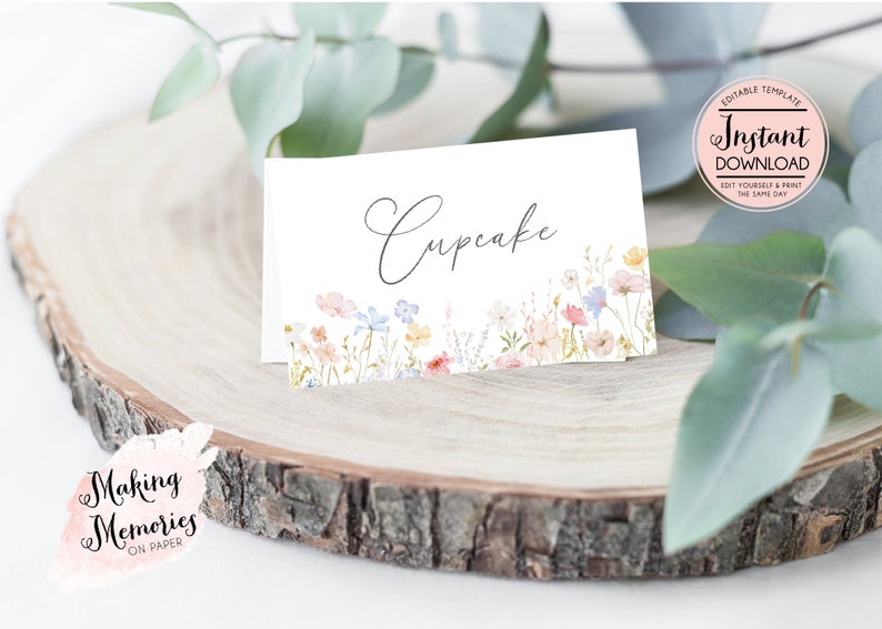 Pu&ograve; includere: Carta da tavolo da matrimonio stampabile con un bordo floreale e la parola "Cupcake" in corsivo. La carta &egrave; bianca con un design floreale ad acquerello in tonalit&agrave; rosa, blu e giallo.