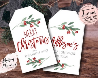 Könnte beinhalten: Zwei weiße Geschenkanhänger mit rotem Text und Aquarellgrün. Auf einem steht "Merry Christmas" und auf dem anderen "Addison's Bridal Shower 03.12.2020". Die Anhänger sind mit Zweigen aus grünen Blättern und roten Beeren verziert.