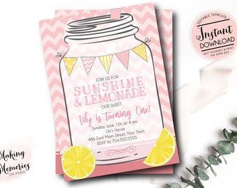 Pode incluir: Cartão de convite rosa e branco com tema de limonada. O design apresenta uma ilustração de pote com uma faixa, fatias de limão e o texto "Sunshine & Lemonade". O convite diz "Lily is turning One!" e inclui detalhes do evento.