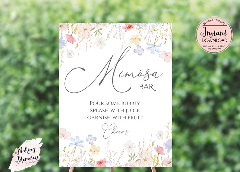 Pu&ograve; includere: Un cartello stampabile con un design floreale e il testo "Mimosa Bar". Il cartello indica agli ospiti di "Versare un po' di bollicine, aggiungere del succo, guarnire con frutta, Salute!"
