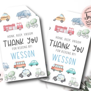 Op de afbeelding: Twee bedrukbare cadeaulabels met aquarel illustraties van verschillende voertuigen, waaronder een taxi, brandweerwagen en politieauto. De labels lezen "Honk, Beep, Vroom, Bedankt voor het meerijden!" en bevatten de naam "Wesson".
