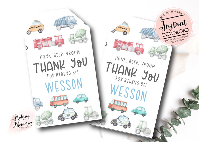 Op de afbeelding: Twee bedrukbare cadeaulabels met aquarel illustraties van verschillende voertuigen, waaronder een taxi, brandweerwagen en politieauto. De labels lezen "Honk, Beep, Vroom, Bedankt voor het meerijden!" en bevatten de naam "Wesson".