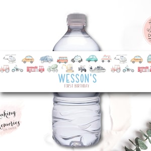 Op de afbeelding: Een waterfles met een gepersonaliseerd etiket met aquarel illustraties van voertuigen, waaronder auto's, vrachtwagens en helikopters. Het etiket leest "Wesson's First Birthday" in blauw. Het ontwerp bevat de tekst "Instant Download".