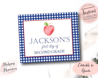 Puede incluir: Señal imprimible editable con un fondo de cuadros azules y blancos. La señal presenta una manzana roja con un tallo verde y el texto "JACKSON'S first day of SECOND GRADE".