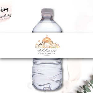 K&ouml;nnte beinhalten: Wasserflaschenetikett mit Bauernhof-Motiv. Das Etikett zeigt einen Stall, Tiere und Blumen. Der Text auf dem Etikett lautet "Addison's First Birthday 04.02.23".