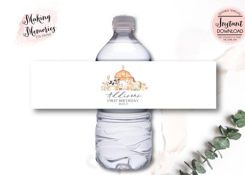 K&ouml;nnte beinhalten: Wasserflaschenetikett mit Bauernhof-Motiv. Das Etikett zeigt einen Stall, Tiere und Blumen. Der Text auf dem Etikett lautet "Addison's First Birthday 04.02.23".