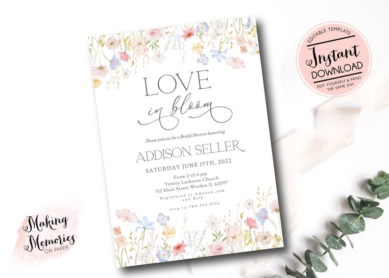 Pu&ograve; includere: Un invito a una doccia nuziale floreale con il testo "LOVE in bloom" e il nome "ADDISON SELLER". L'invito &egrave; decorato con fiori ad acquerello in tonalit&agrave; rosa, blu e giallo.