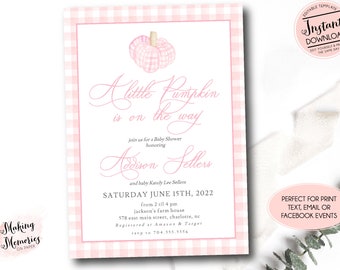 Puede incluir: Invitación a un baby shower rosa y blanco con una ilustración de calabaza en acuarela. La invitación presenta el texto "A little pumpkin is on the way" y los detalles del evento. El diseño incluye un borde de cuadros rosa y las palabras "Descarga instantánea".