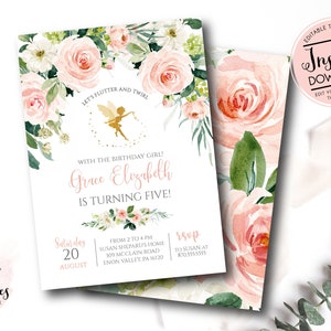 Op de afbeelding: Een roze en groene bloemen uitnodiging met een gouden fee illustratie. De uitnodiging zegt "Let's Flutter and Twirl with the birthday girl! Grace Elizabeth is turning five!" De uitnodiging bevat ook de datum, tijd en locatie van het feest.