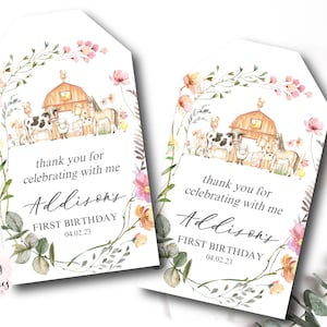 K&ouml;nnte beinhalten: Zwei druckbare Dankesch&ouml;n-Etiketten mit einer Aquarell-Illustration eines Bauernhauses, Tieren und Blumen. Der Text lautet "Vielen Dank, dass Sie mit mir den ersten Geburtstag von Addison gefeiert haben 04.02.23".