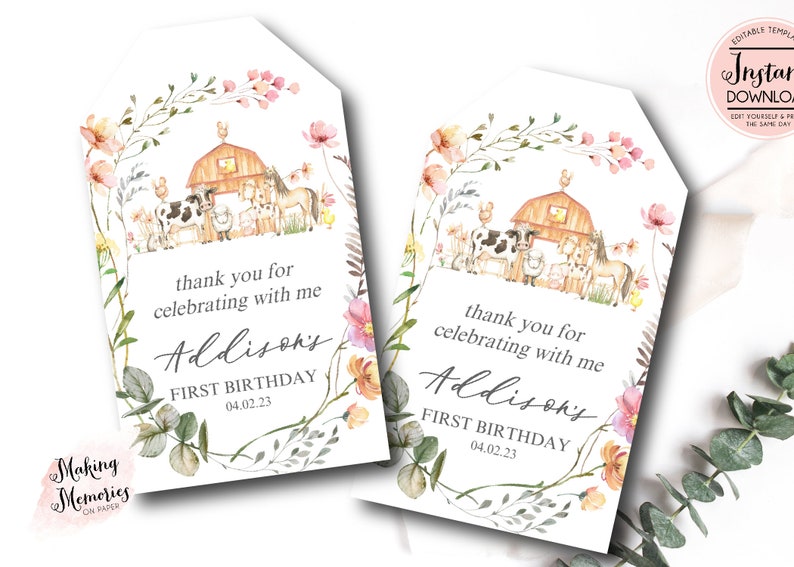 K&ouml;nnte beinhalten: Zwei druckbare Dankesch&ouml;n-Etiketten mit einer Aquarell-Illustration eines Bauernhauses, Tieren und Blumen. Der Text lautet "Vielen Dank, dass Sie mit mir den ersten Geburtstag von Addison gefeiert haben 04.02.23".