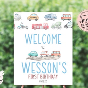 Op de afbeelding: Een wit bord met een aquarel illustratie van verschillende voertuigen, waaronder een auto, een ambulance en een bus. Op het bord staat "WELCOME to WESSON'S FIRST BIRTHDAY 05.12.22" in blauwe en bordeauxrode tekst. Het bord staat op een ezel.