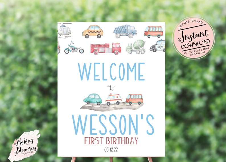 Op de afbeelding: Een wit bord met een aquarel illustratie van verschillende voertuigen, waaronder een auto, een ambulance en een bus. Op het bord staat "WELCOME to WESSON'S FIRST BIRTHDAY 05.12.22" in blauwe en bordeauxrode tekst. Het bord staat op een ezel.