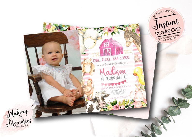 Puede incluir: Una invitaci&oacute;n de cumplea&ntilde;os con tem&aacute;tica de granja, con un granero rosa, animales de granja y adornos florales. La invitaci&oacute;n dice "&iexcl;Madison cumple 4 a&ntilde;os!" e incluye una foto de una ni&ntilde;a peque&ntilde;a con un vestido blanco.