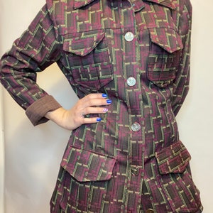 Blazer vintage de los años 70, hecho a mano, con estampado a cuadros morados, amarillos y verdes, estilo mod, cuello puntiagudo y traje de ocio.