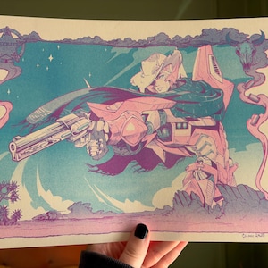 Puede incluir: Ilustración de un vaquero futurista con un revólver, renderizado en rosa, morado y verde azulado. La obra presenta un paisaje desértico estilizado y un borde decorativo con la palabra "Boudou" en la parte superior.