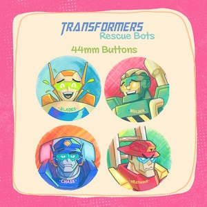 Puede incluir: Cuatro botones redondos de 44 mm con personajes de la serie animada Transformers Rescue Bots. Los botones son coloridos y presentan a los personajes Blades, Boulder, Chase y Heatwave.