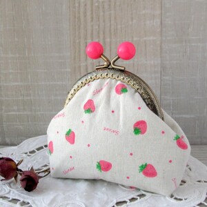 Monedero de lino color crema con frutos rojos Monedero con fresas Monedero con marco con cierre de bolas rosas Regalo de verano para mamá Monedero estilo retro Cartera pequeña
