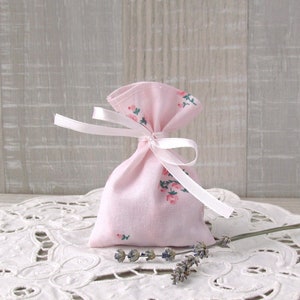 Girl baby shower gift bags, Pink wedding favor pouches, Baptism gift bags, Candy packing, Floral cotton birthday bags, It&#39;s a girl bag
