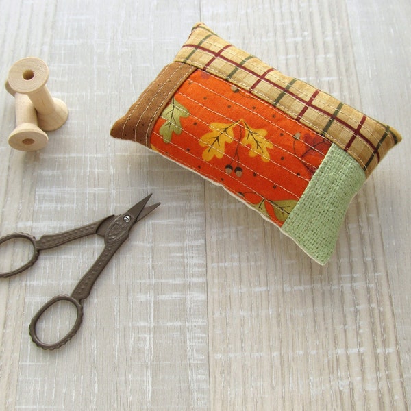 Cojín de patchwork naranja, soporte de aguja de bellota y hojas de otoño, cojín de alfiler, cojín de acolchado verde y marrón, regalo OOAK de costura